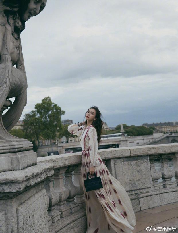 Lộ dấu vết tuổi tác trong các bức ảnh chưa photoshop nhưng Angela Baby vẫn đẹp đến nao lòng tại Paris Fashion Week-4