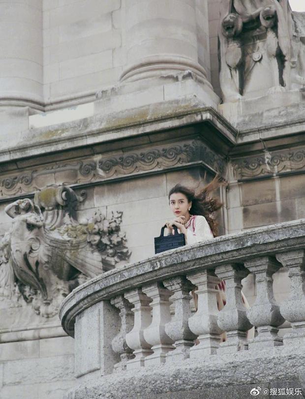 Lộ dấu vết tuổi tác trong các bức ảnh chưa photoshop nhưng Angela Baby vẫn đẹp đến nao lòng tại Paris Fashion Week-5