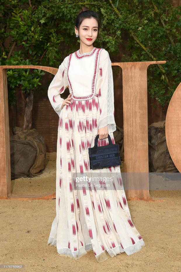 Lộ dấu vết tuổi tác trong các bức ảnh chưa photoshop nhưng Angela Baby vẫn đẹp đến nao lòng tại Paris Fashion Week-7