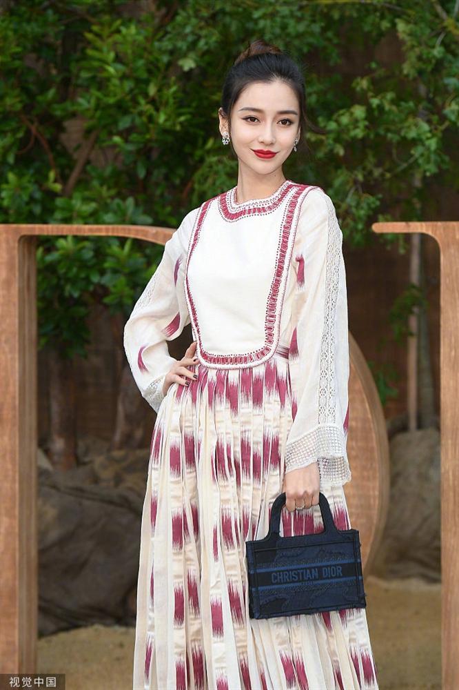 Lộ dấu vết tuổi tác trong các bức ảnh chưa photoshop nhưng Angela Baby vẫn đẹp đến nao lòng tại Paris Fashion Week-10