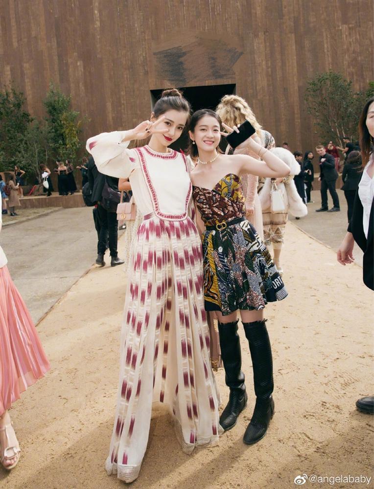 Lộ dấu vết tuổi tác trong các bức ảnh chưa photoshop nhưng Angela Baby vẫn đẹp đến nao lòng tại Paris Fashion Week-12