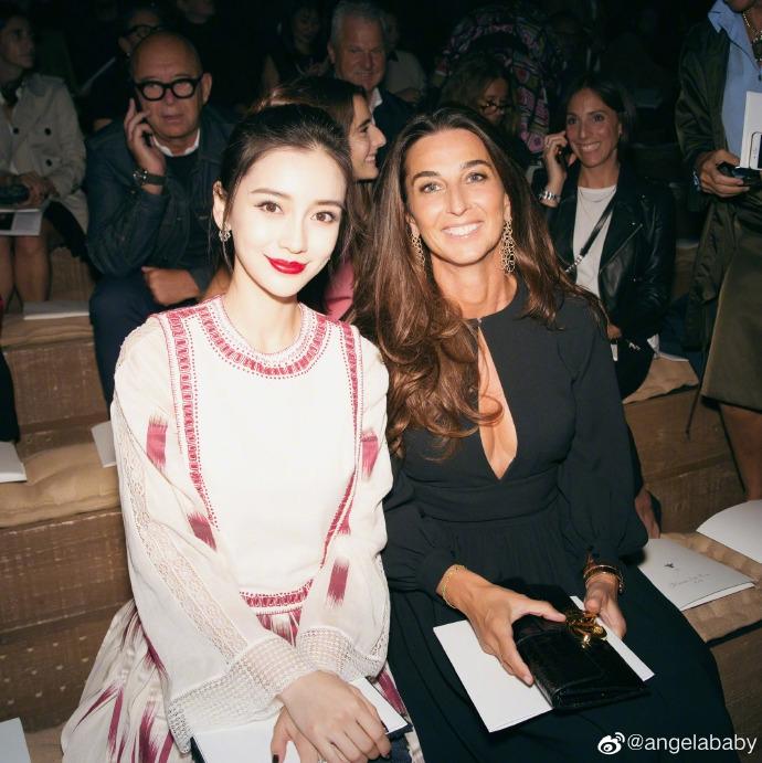 Lộ dấu vết tuổi tác trong các bức ảnh chưa photoshop nhưng Angela Baby vẫn đẹp đến nao lòng tại Paris Fashion Week-13