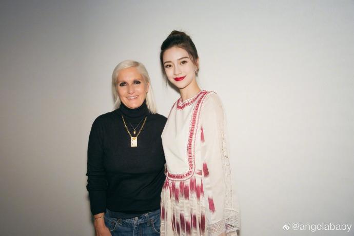 Lộ dấu vết tuổi tác trong các bức ảnh chưa photoshop nhưng Angela Baby vẫn đẹp đến nao lòng tại Paris Fashion Week-14