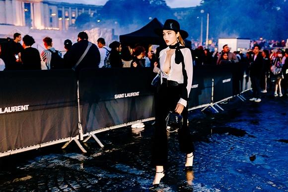 Kỳ Duyên diện hàng hiệu 100 triệu còn thả cúc áo xuống tận rốn tại Paris Fashion Week-5