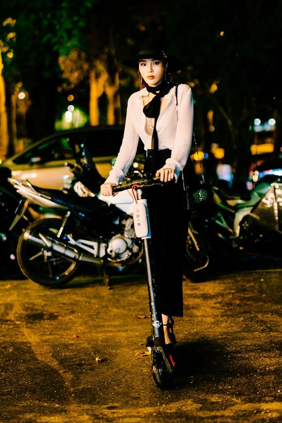 Kỳ Duyên diện hàng hiệu 100 triệu còn thả cúc áo xuống tận rốn tại Paris Fashion Week-6