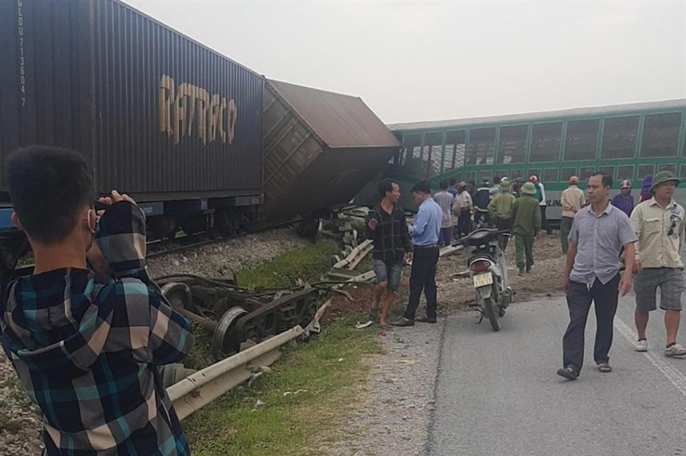 Xe tải vượt đường sắt, tàu hỏa chở hàng đứt khúc la liệt ở Nghệ An-1