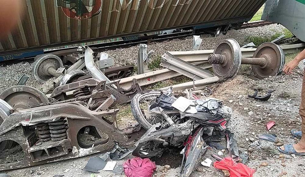 Xe tải vượt đường sắt, tàu hỏa chở hàng đứt khúc la liệt ở Nghệ An-4