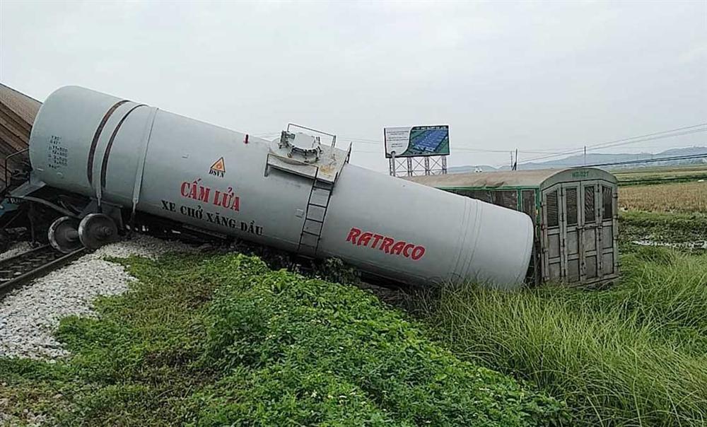 Xe tải vượt đường sắt, tàu hỏa chở hàng đứt khúc la liệt ở Nghệ An-6