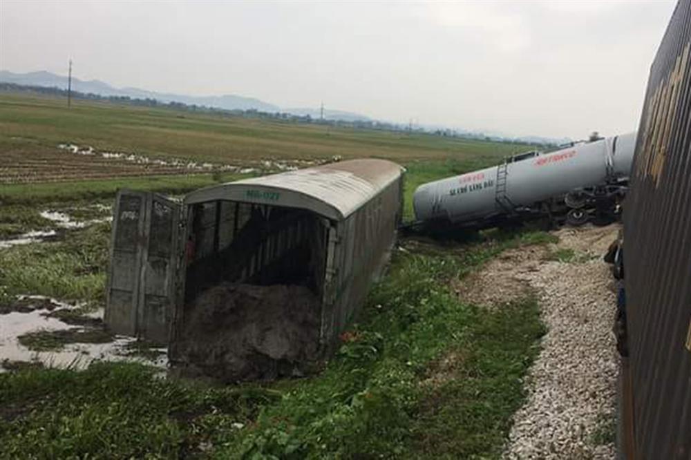 Xe tải vượt đường sắt, tàu hỏa chở hàng đứt khúc la liệt ở Nghệ An-9