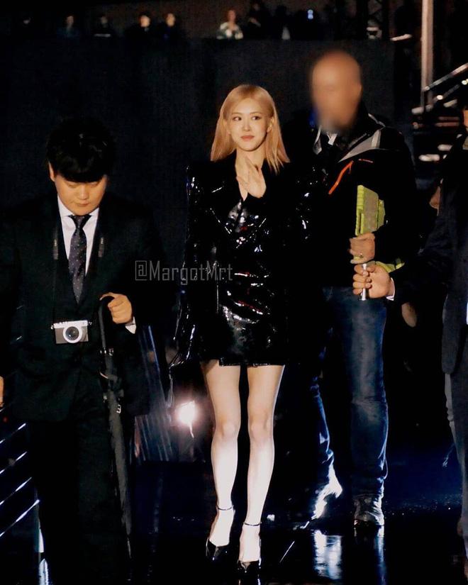 Rosé BlackPink xinh đẹp nổi bật giữa một rừng khách mời mặc đồ đen nhưng phải trừ điểm nhẹ vì đầu gối củ lạc-4