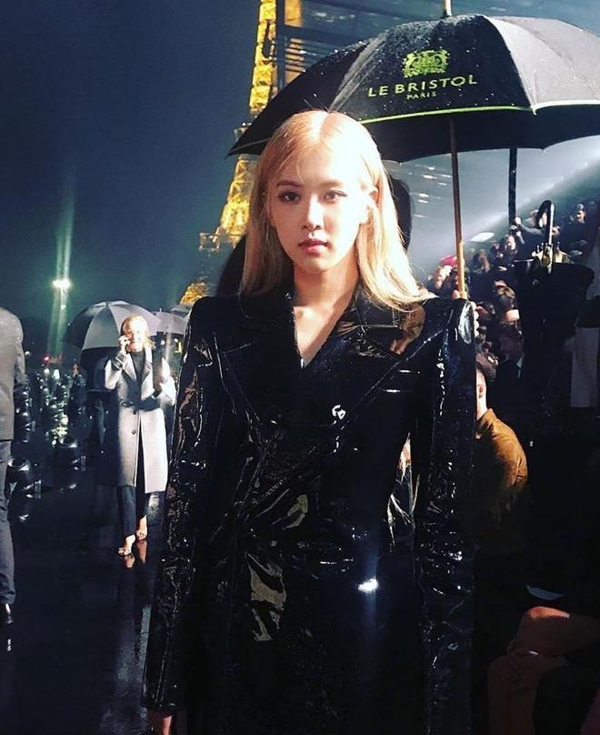 Rosé BlackPink xinh đẹp nổi bật giữa một rừng khách mời mặc đồ đen nhưng phải trừ điểm nhẹ vì đầu gối củ lạc-6