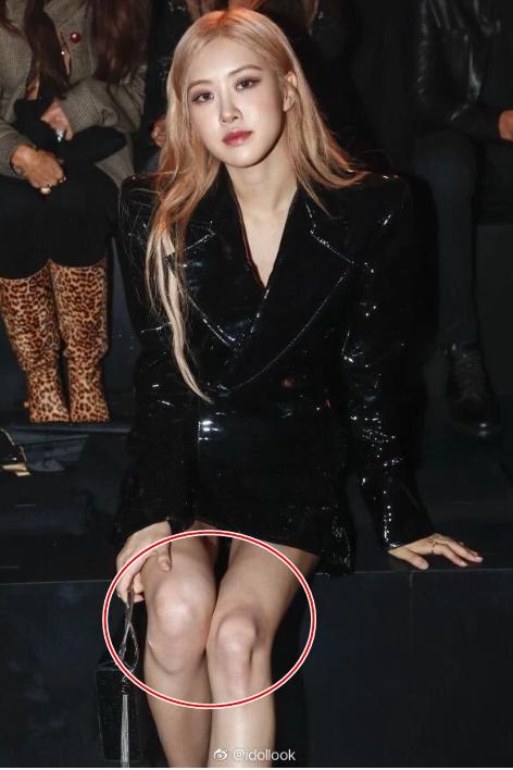 Rosé BlackPink xinh đẹp nổi bật giữa một rừng khách mời mặc đồ đen nhưng phải trừ điểm nhẹ vì đầu gối củ lạc-8