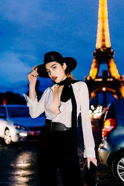 Kỳ Duyên diện hàng hiệu 100 triệu còn thả cúc áo xuống tận rốn tại Paris Fashion Week