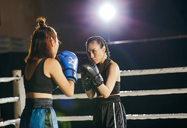 Chẳng anh người yêu nào dám từ chối khi nhìn Mỹ Tâm trổ tài đấm boxing kinh dị thế này!-10