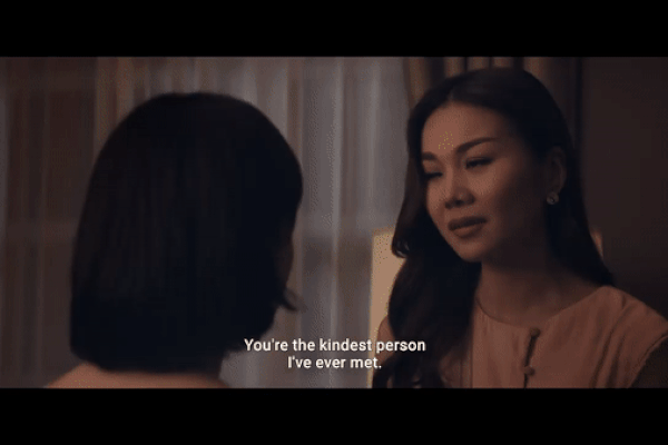 Lộ ảnh Chi Pu diện váy ngủ, tình tứ ngồi trên người Thanh Hằng-3