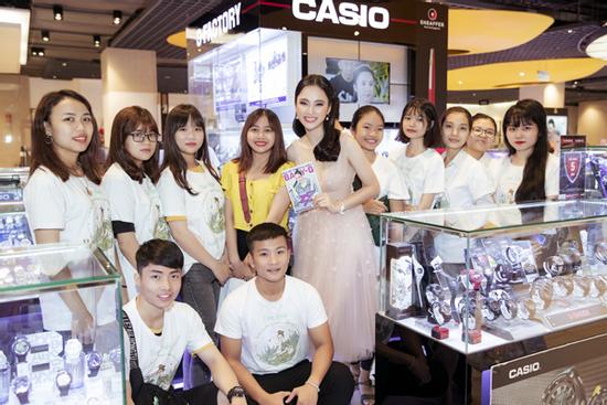 Angela Phương Trinh diện váy công chúa, rạng rỡ giao lưu cùng fan
