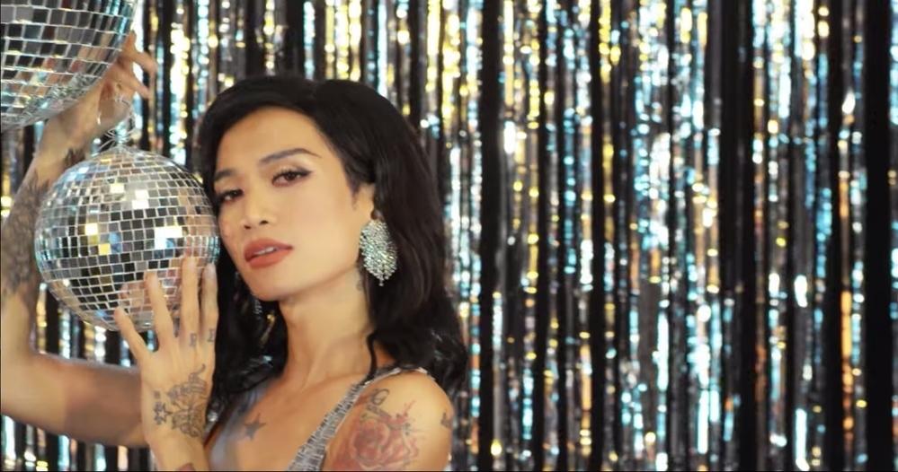 Bích Phương cười xỉu khi xem parody Đi đu đưa đi của BB Trần-4