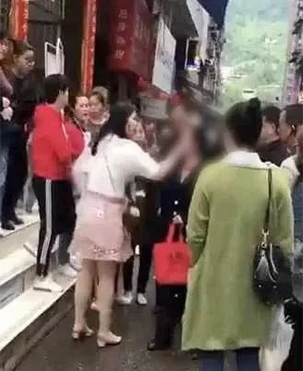 Phẫn nộ cậu bé 10 tuổi đấm đá tới tấp vào mặt mẹ, dường như mẹ dành mọi điều cho con nhưng không dạy lòng biết ơn-3