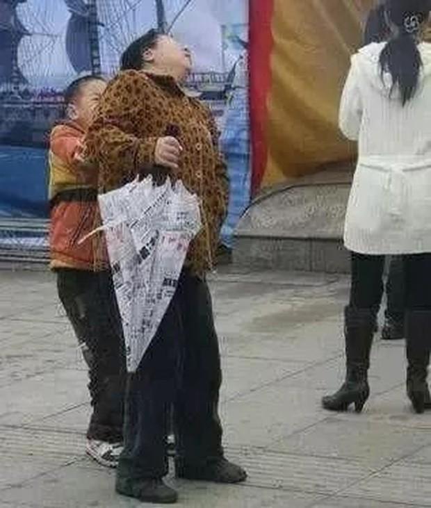 Phẫn nộ cậu bé 10 tuổi đấm đá tới tấp vào mặt mẹ, dường như mẹ dành mọi điều cho con nhưng không dạy lòng biết ơn-4