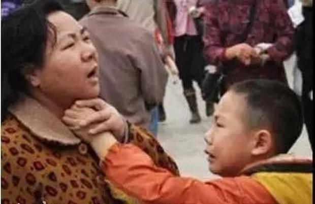 Phẫn nộ cậu bé 10 tuổi đấm đá tới tấp vào mặt mẹ, dường như mẹ dành mọi điều cho con nhưng không dạy lòng biết ơn-5