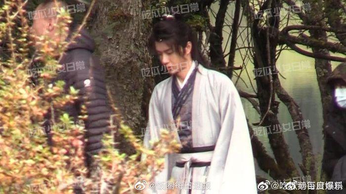 Những bức ảnh của Vương Nhất Bác trên phim trường Hữu phỉ được tung ra, fan xuýt xoa khen ngầu-1