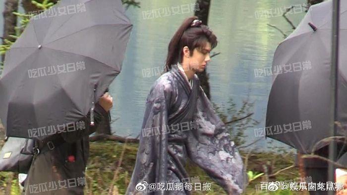 Những bức ảnh của Vương Nhất Bác trên phim trường Hữu phỉ được tung ra, fan xuýt xoa khen ngầu-3