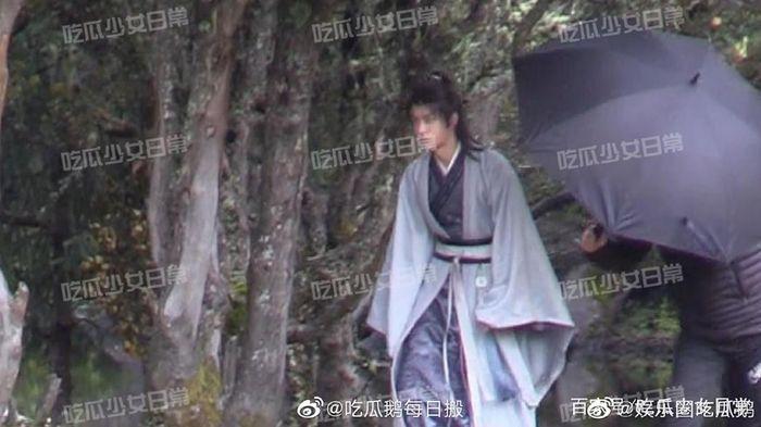 Những bức ảnh của Vương Nhất Bác trên phim trường Hữu phỉ được tung ra, fan xuýt xoa khen ngầu-4