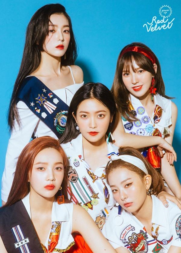 Red Velvet: “Mỗi lần comeback họ lại càng kì quái hơn trước”. Phải công nhận rằng Red Velvet là một nhóm nhạc đa màu sắc khi trải qua 5 năm hoạt động, nhiều concept đã được girlgroup này thử sức. Tuy nhiên, việc luôn bị SM đem đi “thử nghiệm” quá đà khiến mỗi lần comeback, âm nhạc của nhóm lại trở thành chủ đề mổ xẻ vì tạo hình quá “dị”, giai điệu khó nghe, ca từ “hiểu được chết liền”.