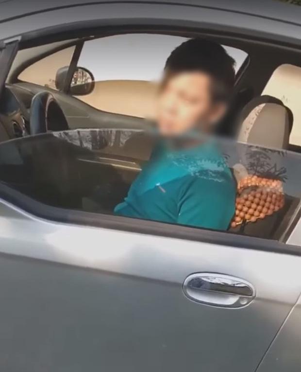 Clip: Tài xế ô tô tông ngã hai mẹ con, đã không xin lỗi còn dọa Tao đấm cho cái vào mặt giờ, muộn cả giờ làm-3