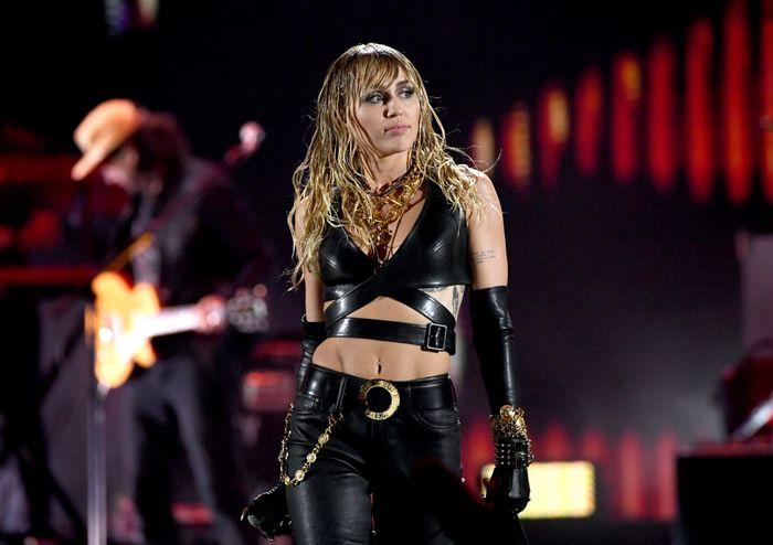 Fan lo sợ khi Miley Cyrus suýt bị tấn công bởi fan cuồng tại iHeart Radio Festival-4