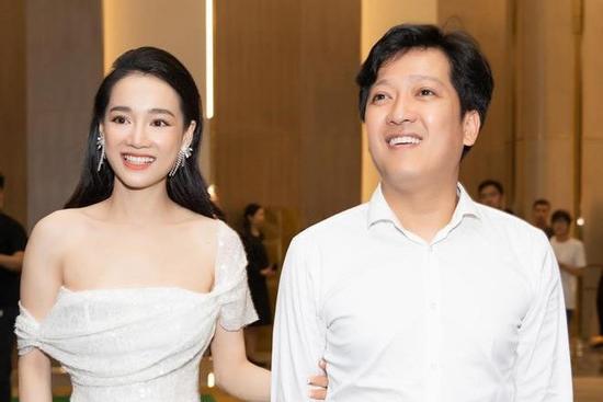 Trường Giang đánh đàn, vui vẻ bên Nhã Phương kỷ niệm một năm ngày cưới