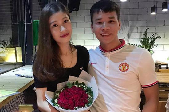 Bạn gái hậu vệ CLB Hà Nội: 'Làm vợ khó lắm, nhất là vợ cầu thủ'