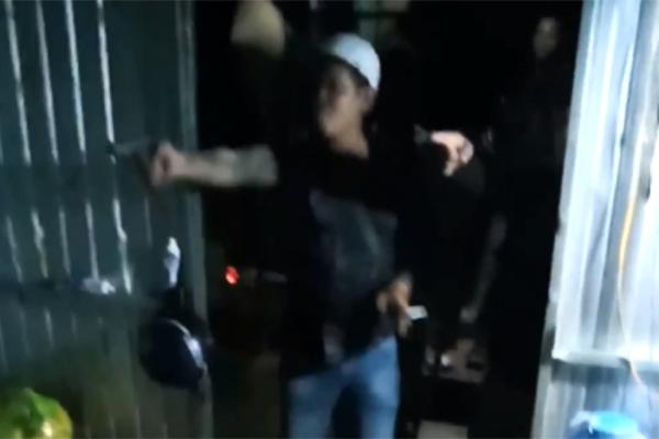 Clip: 2 tên trộm dàn cảnh ăn cắp xe điện và cái kết làm ai cũng choáng...-2