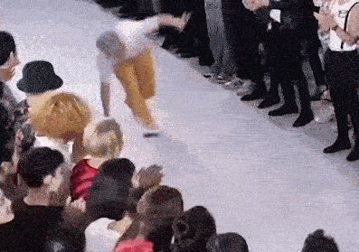 Nam Trung tái hiện màn nhào lộn thảm họa trên sàn catwalk của Minh Hằng-1