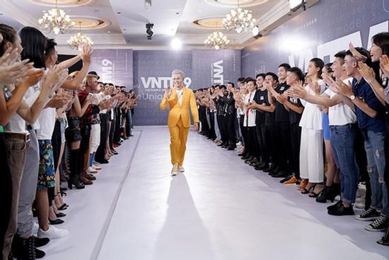 Nam Trung tái hiện màn nhào lộn thảm họa trên sàn catwalk của Minh Hằng