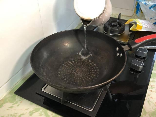 Nấu nước hàng, cho đường trực tiếp vào nồi là sai lầm, thêm bước này nước màu đẹp lại thơm-2