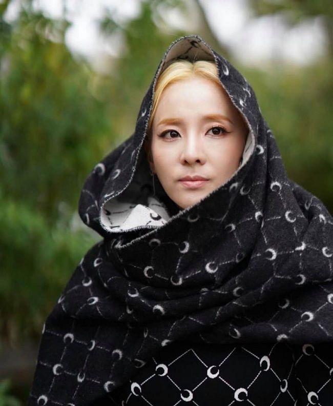 Dara trùm khăn kín mít vẫn sang chảnh vô đối tại Paris Fashion Week-2