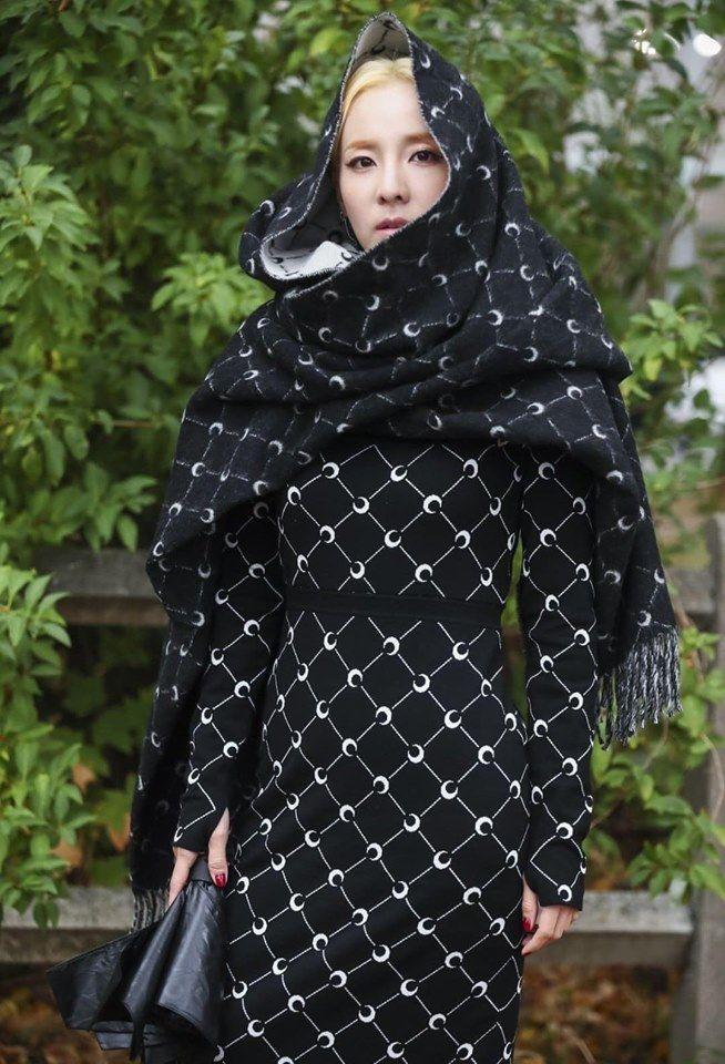 Dara trùm khăn kín mít vẫn sang chảnh vô đối tại Paris Fashion Week-3