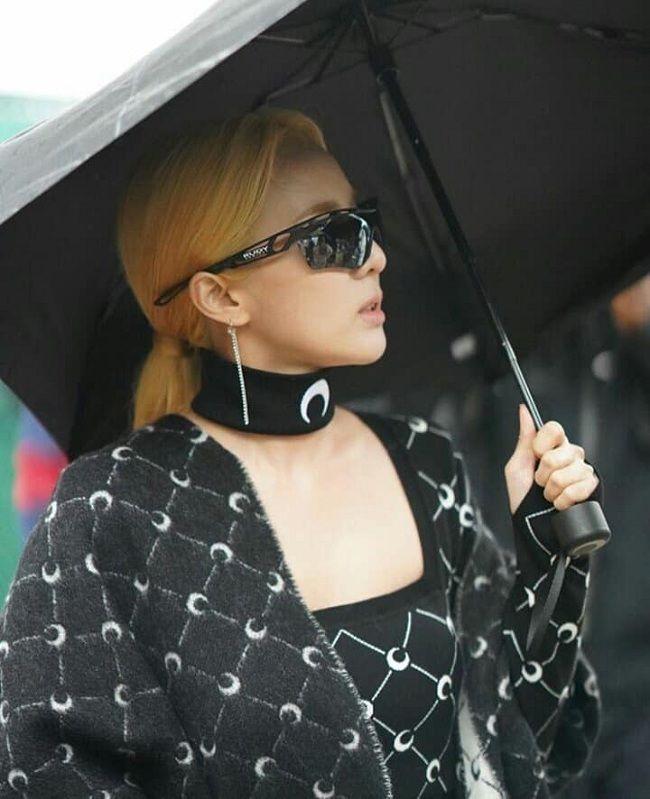 Dara trùm khăn kín mít vẫn sang chảnh vô đối tại Paris Fashion Week-4