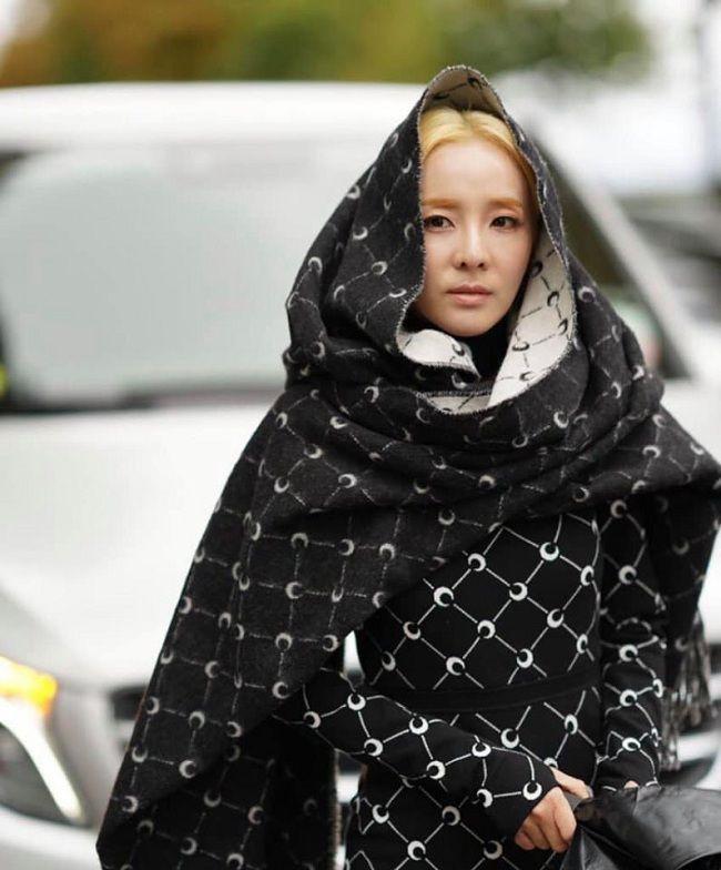 Dara trùm khăn kín mít vẫn sang chảnh vô đối tại Paris Fashion Week-5