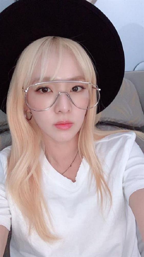 Dara trùm khăn kín mít vẫn sang chảnh vô đối tại Paris Fashion Week-6