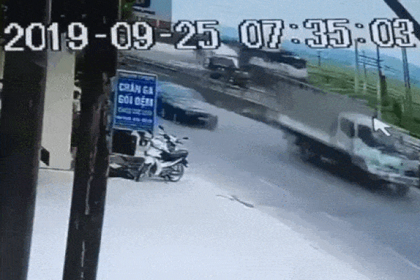 Clip: Khoảnh khắc kinh hoàng vụ tàu hỏa đâm xe tải ‘nổ như bom’ ở Nghệ An làm đường sắt tê liệt