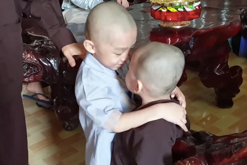 Team 5 chú tiểu từng náo loạn Thách Thức Danh Hài làm người xem xúc động trong clip chia tay 1 thành viên-2