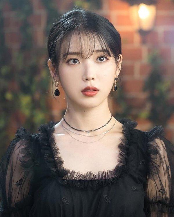 IU thông báo chuẩn bị trở lại với album mới vào tháng 10 tới đây. Đây sẽ là lần trở lại với âm nhạc đầu tiên của IU kể từ ca khúc “BBIBBI” năm 2018.