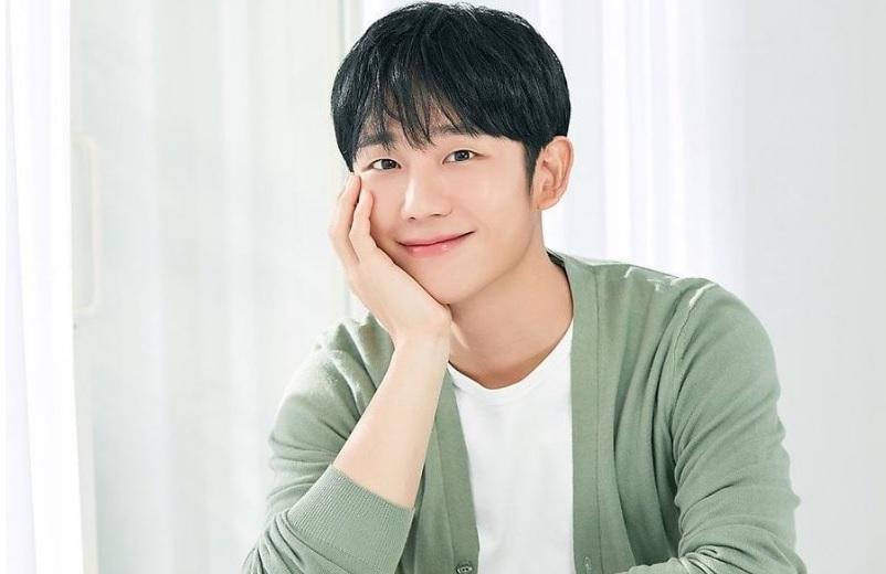 Nam tài tử Jung Hae In được cho hay đã mua một tòa nhà ở Cheongdam vào tháng 9 với giá 4,4 tỷ won (khoảng 3,67 triệu USD). Đại diện phía công ty quản lý FNC Entertainment trả lời đây là vấn đề riêng tư của Jung Hae In nên công ty sẽ không trả lời về chuyện này.