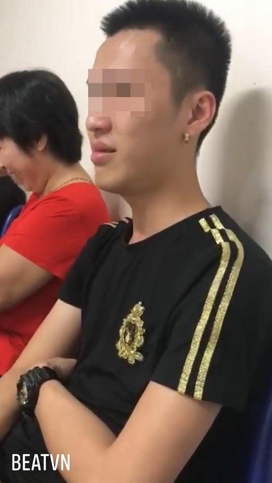 Vợ đau đẻ la hét trong phòng, chồng ở bên ngoài chờ khóc đỏ mắt vì thương vợ-1