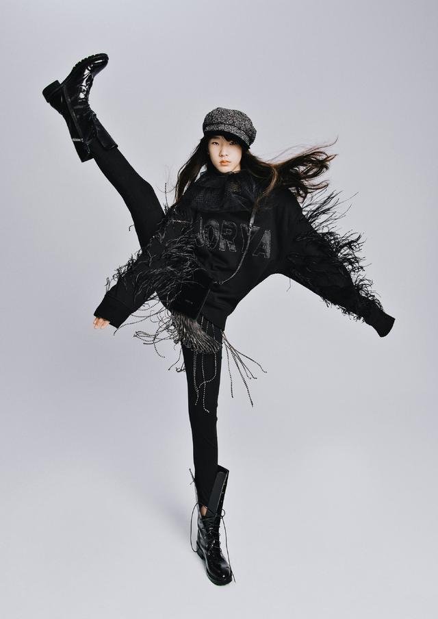 Con gái MC tai tiếng xứ Đài nổi bật và đầy khí chất dù mới 13 tuổi-8