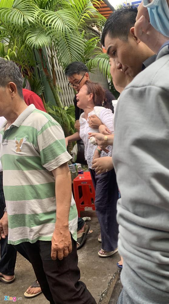 Mẹ soái ca Người Ấy Là Ai khóc chết lặng trong đám tang con trai-2