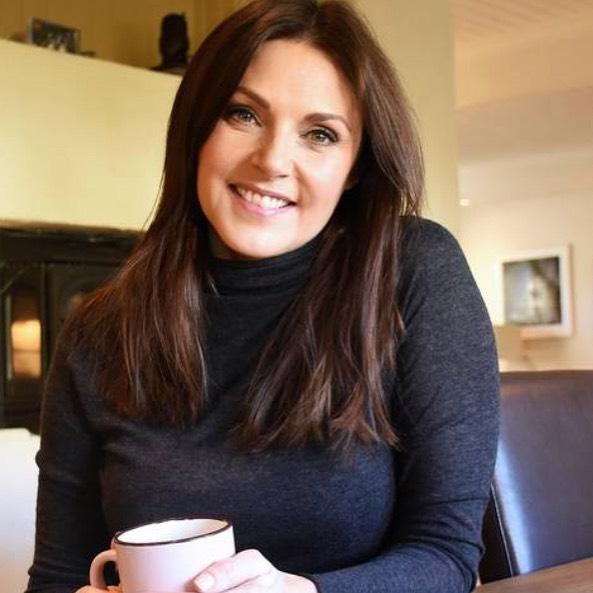 Bản tin Hoa hậu Hoàn vũ 26/9: Đụng độ 12 Miss Universe cùng lúc, nhan sắc HHen Niê có bị cho ra rìa?-4