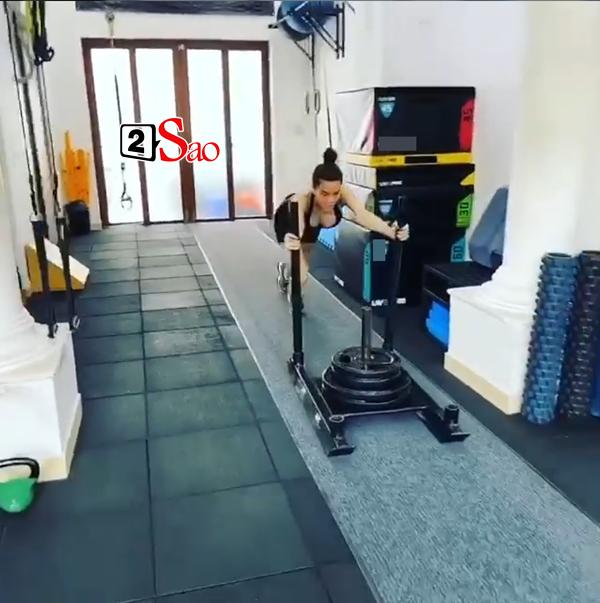 Hồ Ngọc Hà hì hục tập gym, dân mạng thót tim vì chỉ sợ ngực khủng nhảy vọt ra ngoài-2